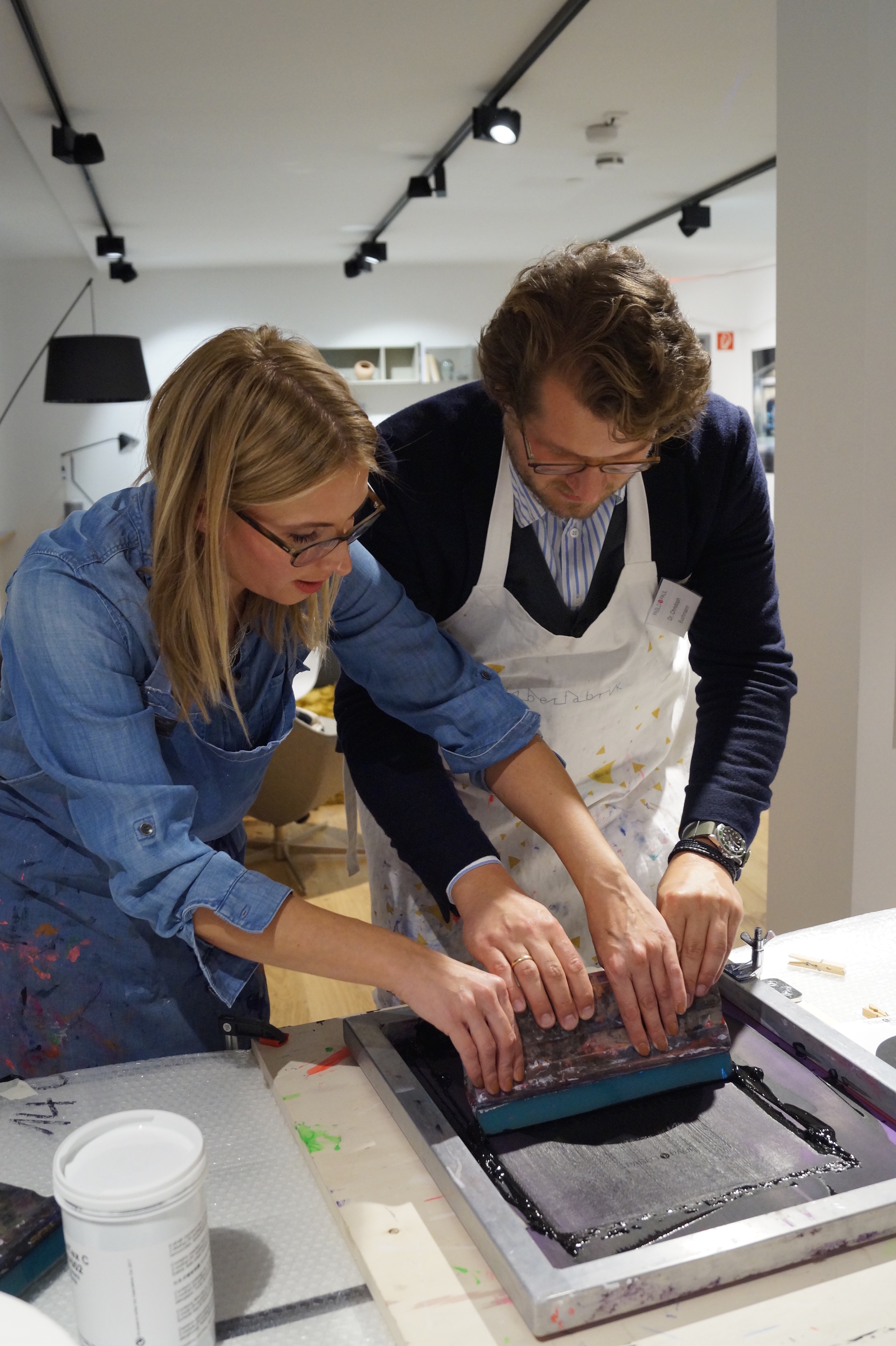 Der Pablo & Paul Geschäftsführer Christoph Buchmann bedruckt mit Sarah von der Silberfabrik eine Tasche
