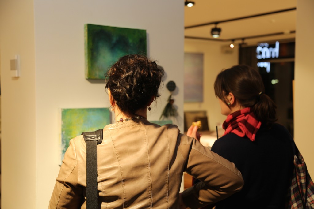 Gäste vor Werken von Friederike Wichert