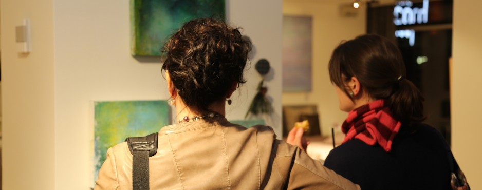 Gäste vor Werken von Friederike Wichert